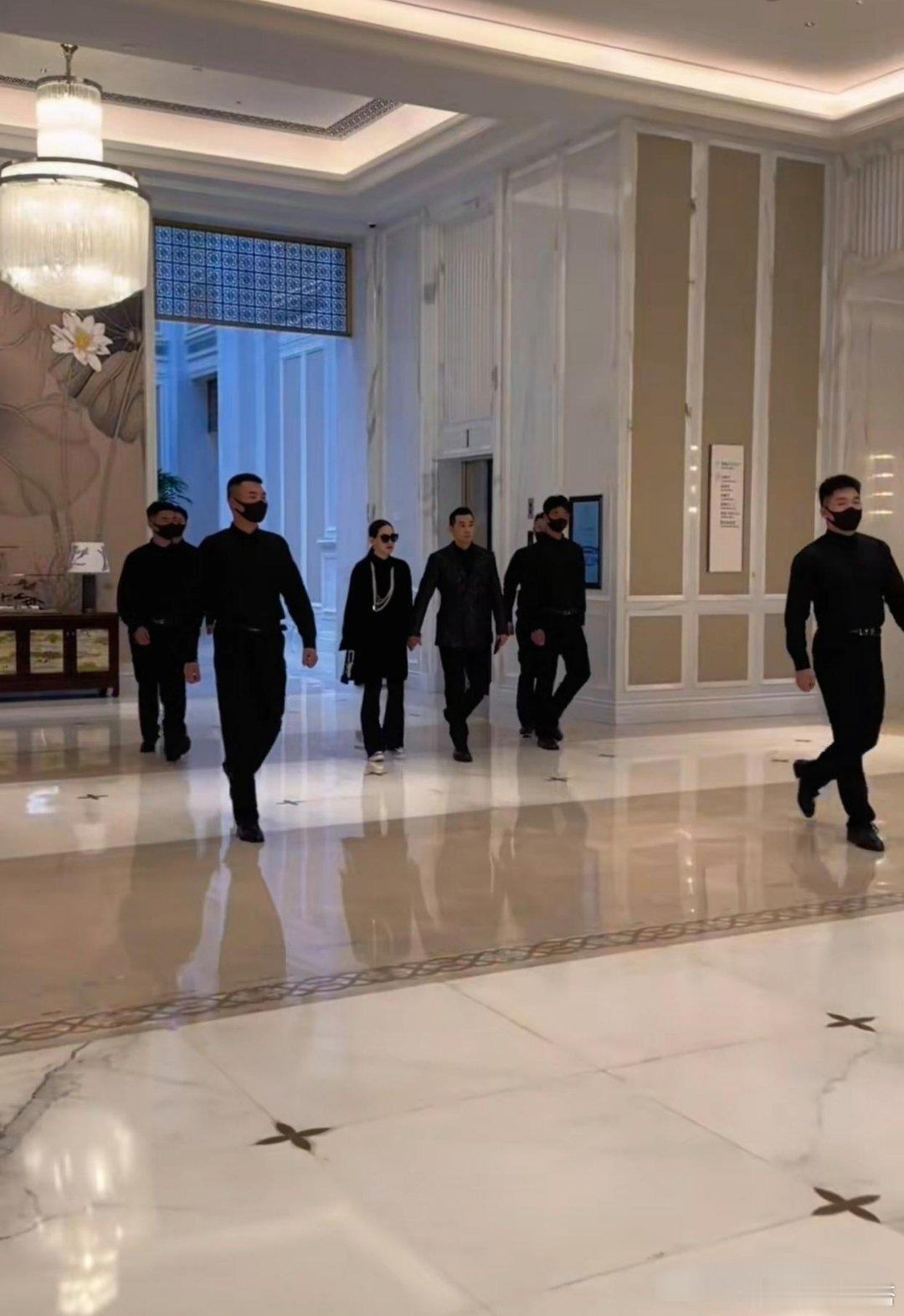 娱乐圈明星啊，太把自己当回事了，6个保镖，赵文卓不觉得尴尬吗？一个粉丝都看不见，