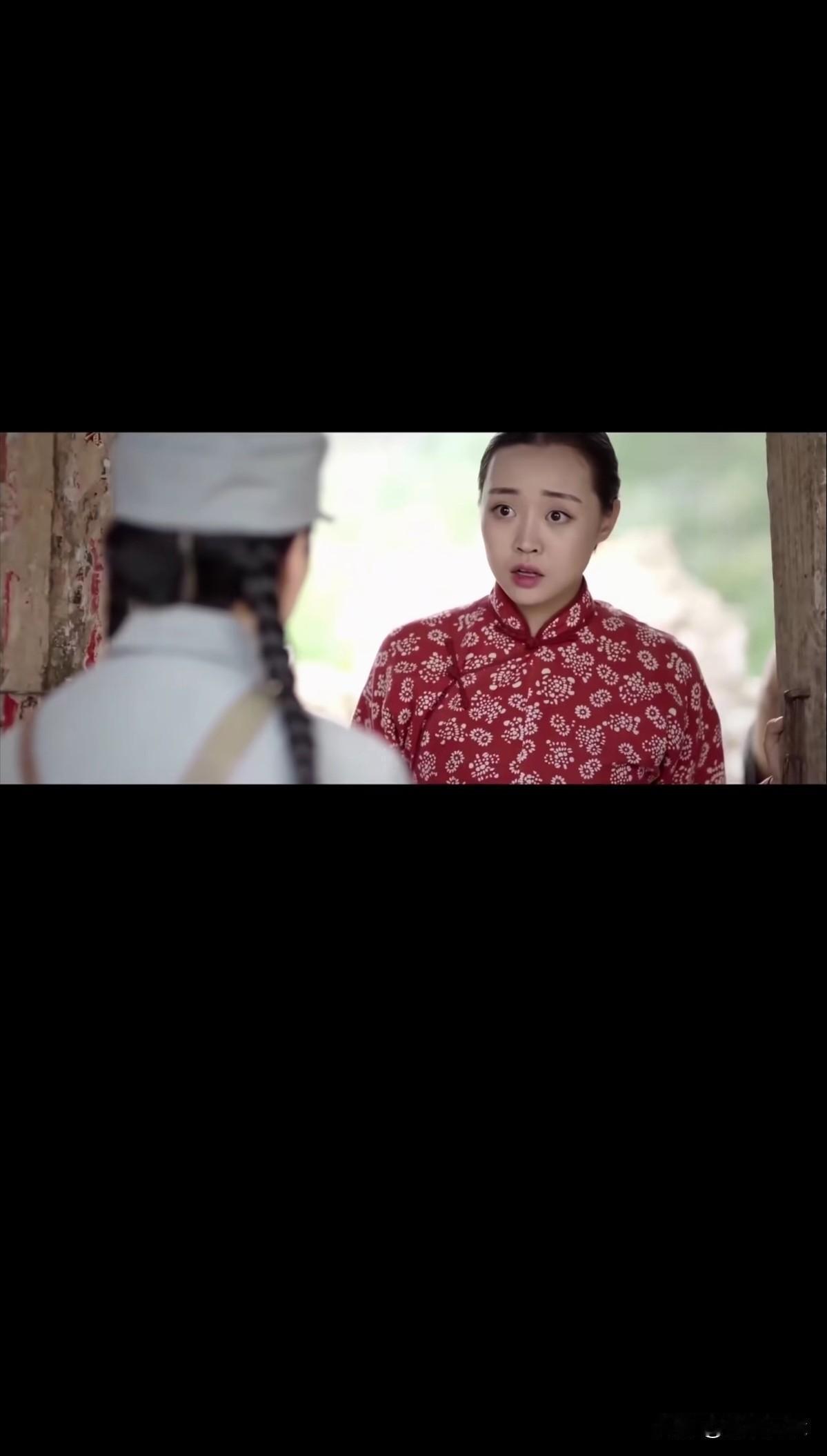 精致的妆容，清晰的五官。这干净整洁的服装，八路军那时候有这么好的条件吗？真是村姑