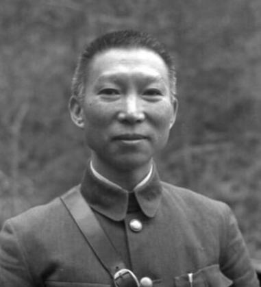 1938年，薛岳怒吼要枪毙桂永清，蒋介石冷冷问了一句：你知道他岳父是谁吗？毙了！
