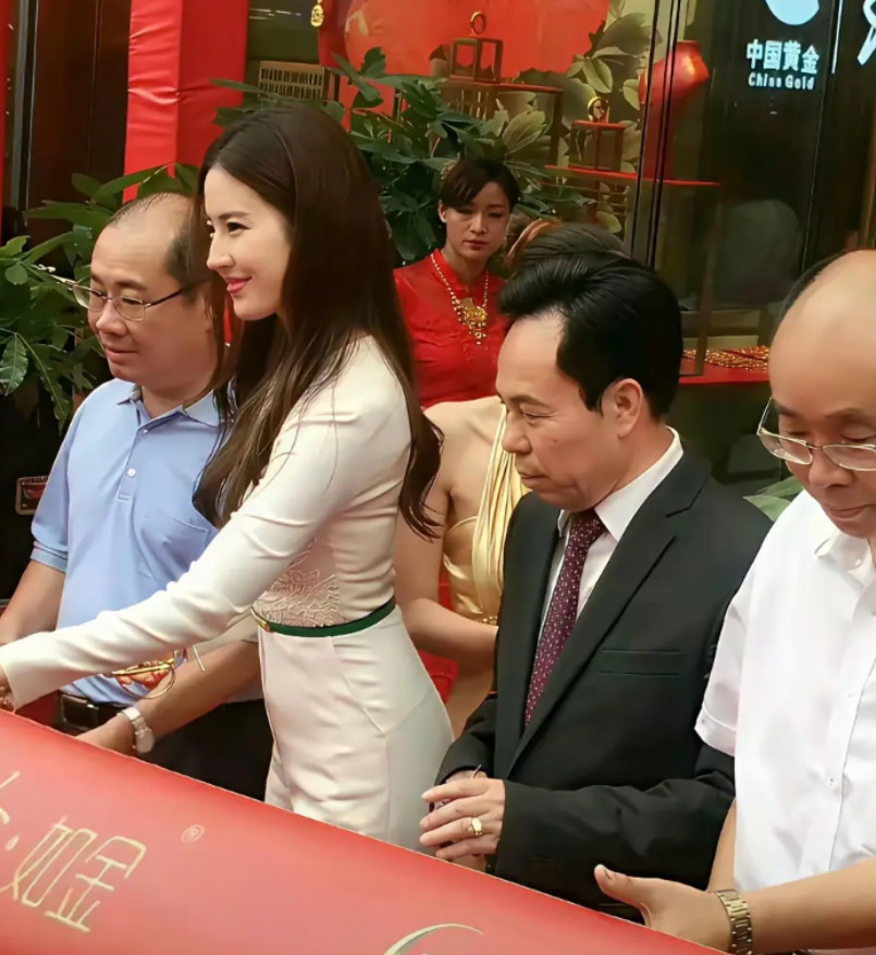 姐姐这身材也是没人可比！