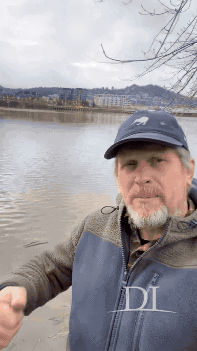 好神奇：美国流浪汉变成人形水獭，在河边搭建一个“洞府”！这是美国人在波特兰河边发