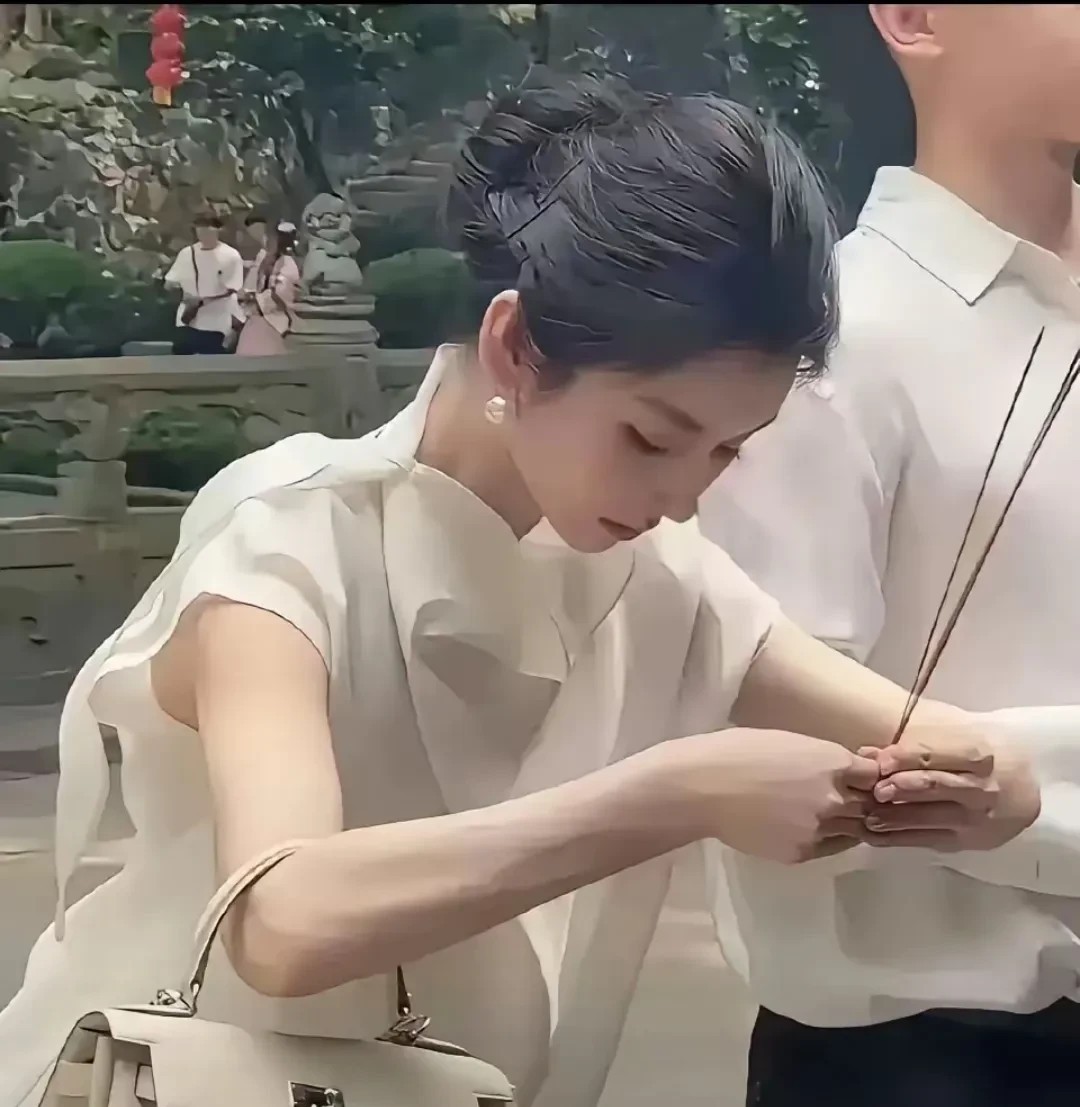 有钱人的世界搞不懂！这名女子手上挎着几十万的包，身材好，颜值高，时尚感强，打扮