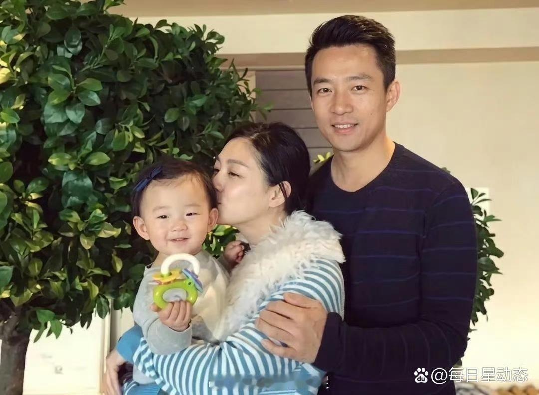 同是汪小菲晒出的全家福，两张照片直接把两种人生摊开在镜头前。早年旧照里小玥儿被爸