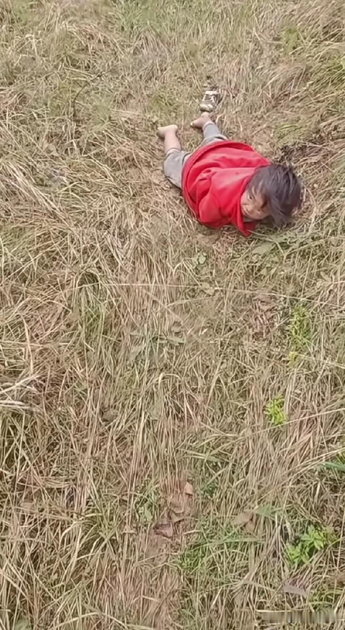 估计这个孩子确实是自己走丢的，并不是人贩子把她抱走的，当时搜救人员在第一现场