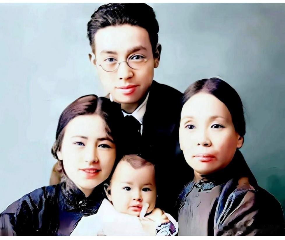 1929年，24岁的林徽因与丈夫梁思成和刚出生不久的女儿梁再冰及母亲何雪媛的一张