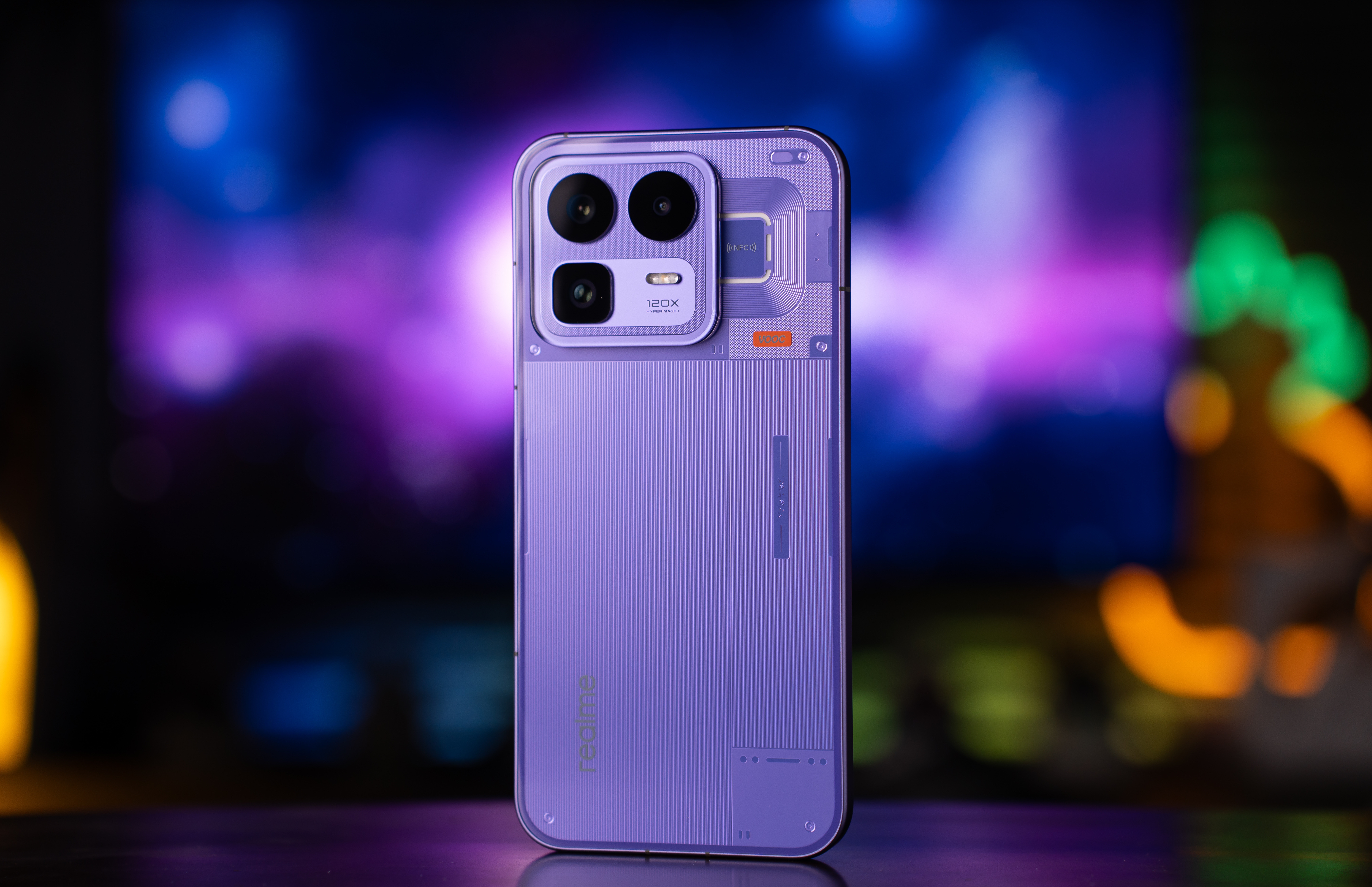 真我Neo8第一眼锁定真我Neo8「赛博紫」：赛博美学，直给视觉暴击。这款「赛博