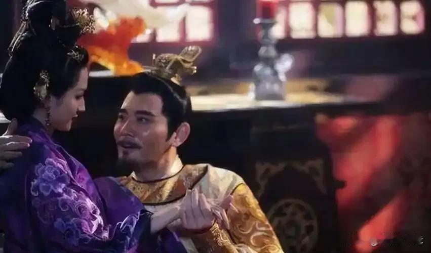 一日深夜，晋帝司马昌明醉酒，搂住宠妃张贵人刚要亲热，却被一把推开，他大怒：“你都