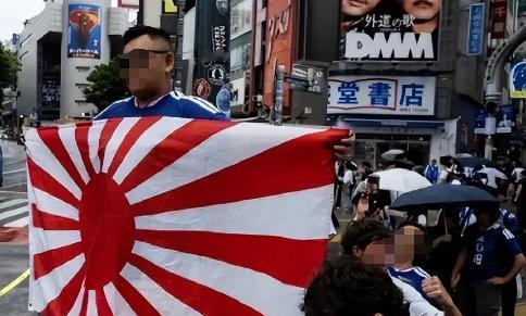 上海范先生组织球迷穿日本队球衣在酒吧看球庆贺，外媒镜头一拍，直接引爆全网热议。有