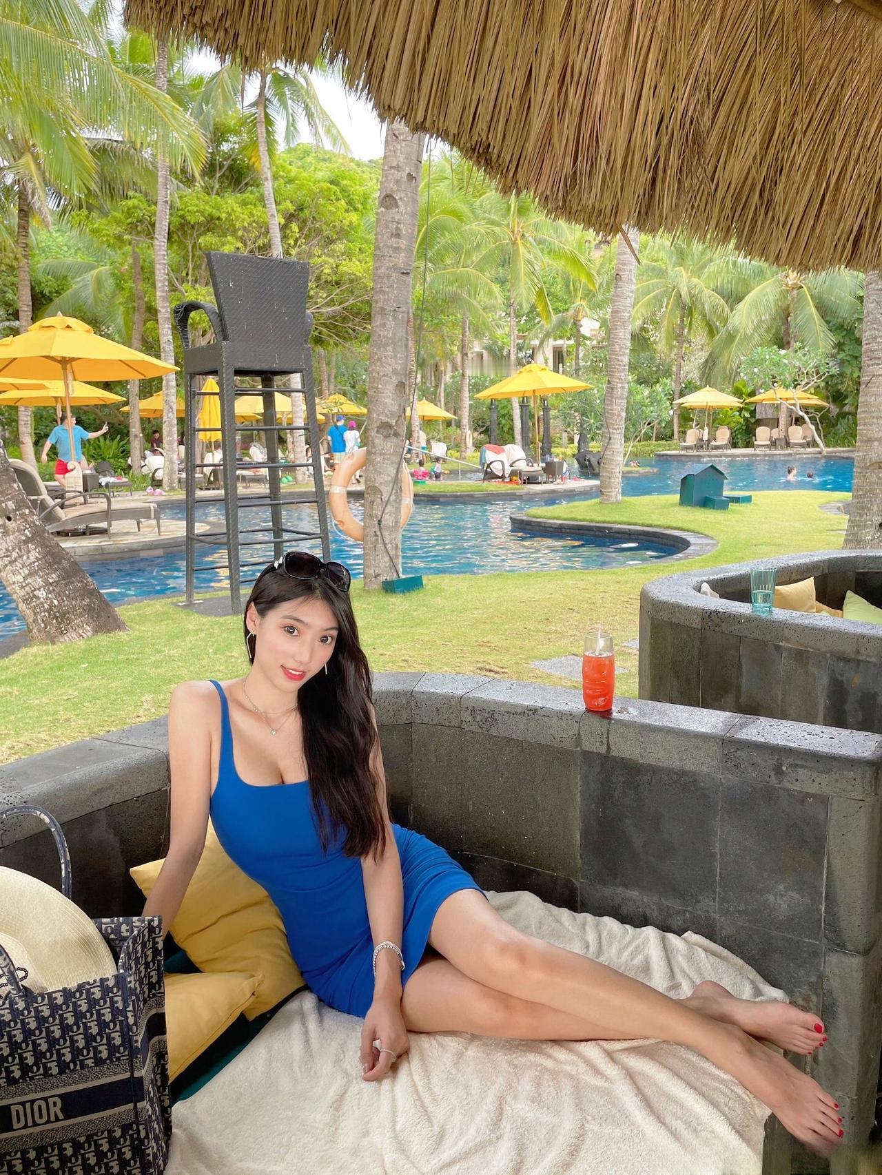 在这里，连影子都沉醉在沙滩的温柔里。上热门大自然穿搭御姐