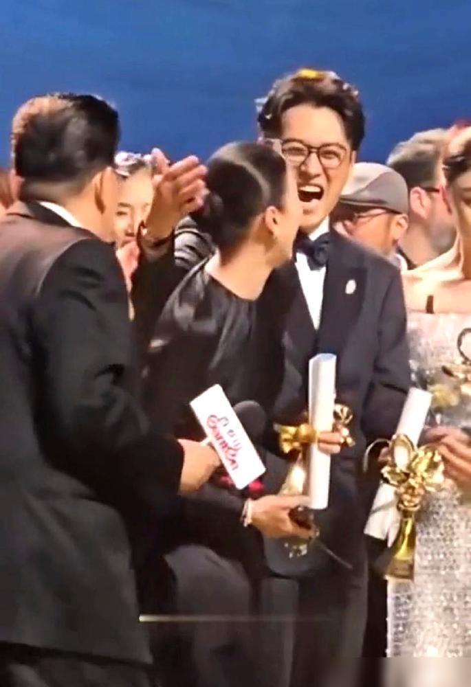 靳东当众对宋佳“摸脖杀”，满屏都在喊甜，我告诉你，这事根本没那么简单。你以为