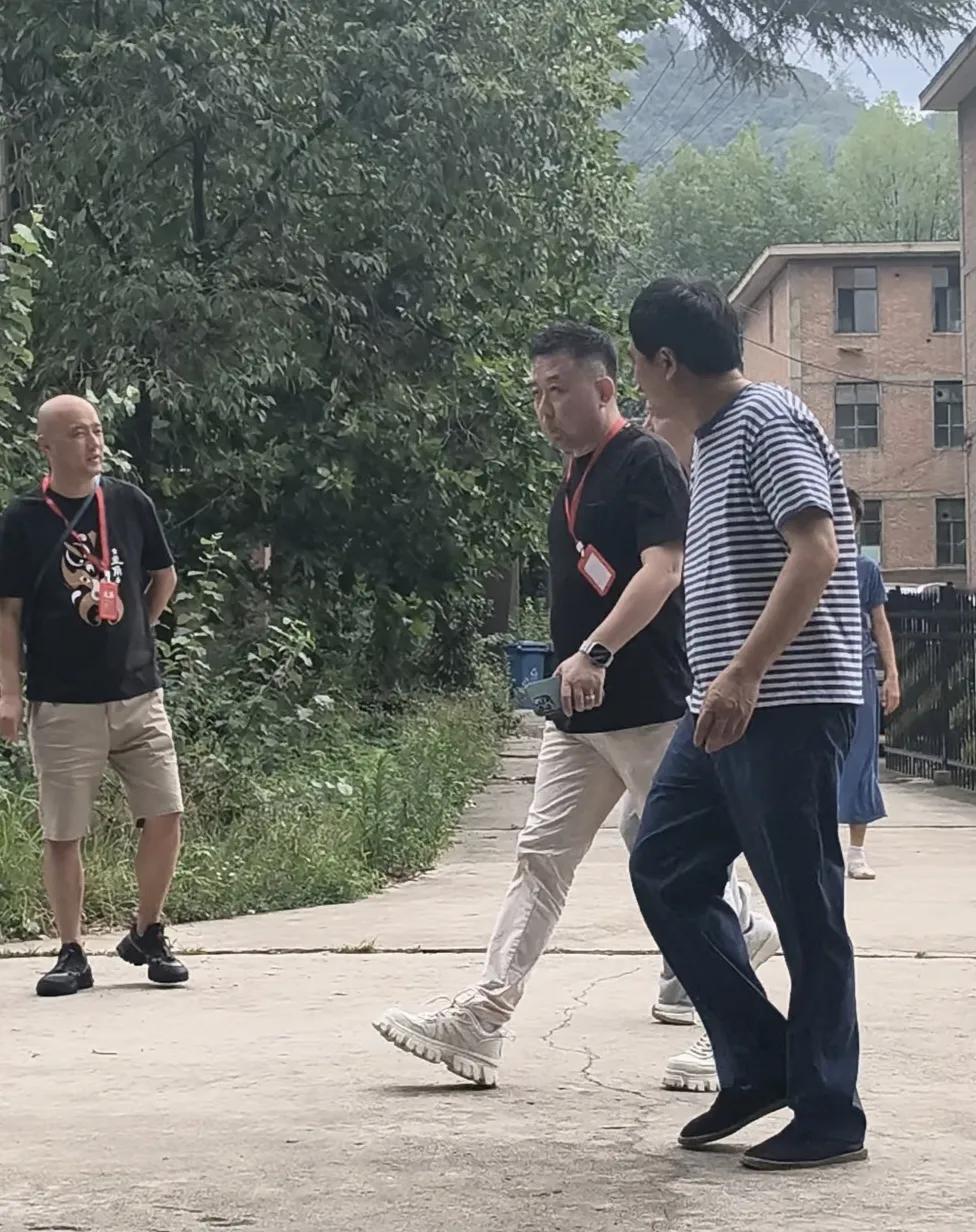 55岁张嘉益现身陕西农村，因为患有强直性脊柱炎，他现在走路弓着背，直不起腰，整个