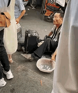 太可怕了，乞丐都这么厉害！刷到一条视频，气得我当场皱眉——大街上，一个乞丐坐着滑