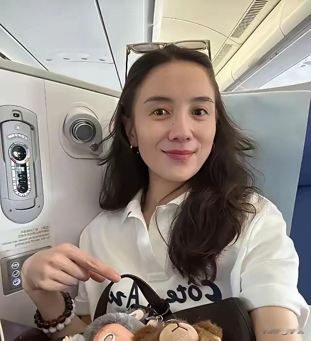 登机口的宋佳，随手一拍就是大片。高挑身姿混血脸，这立体度也是没谁了。不随波逐流