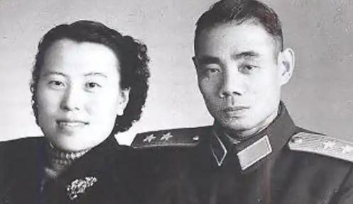 1955年，刚从朝鲜战场的3吴信泉被授予中将军衔，妻子俞惠如拿过来看完叹了口气：