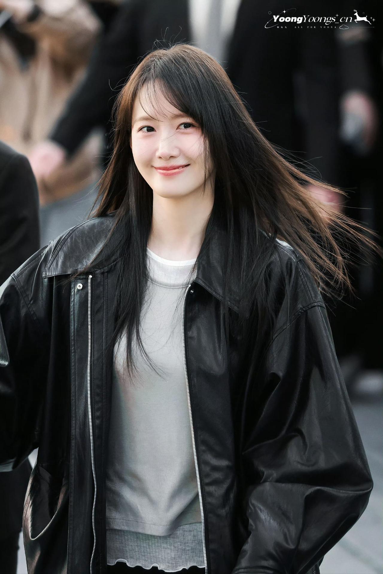 甜美笑容的林允儿，真的让人不得不爱，这两张甜度拉满！