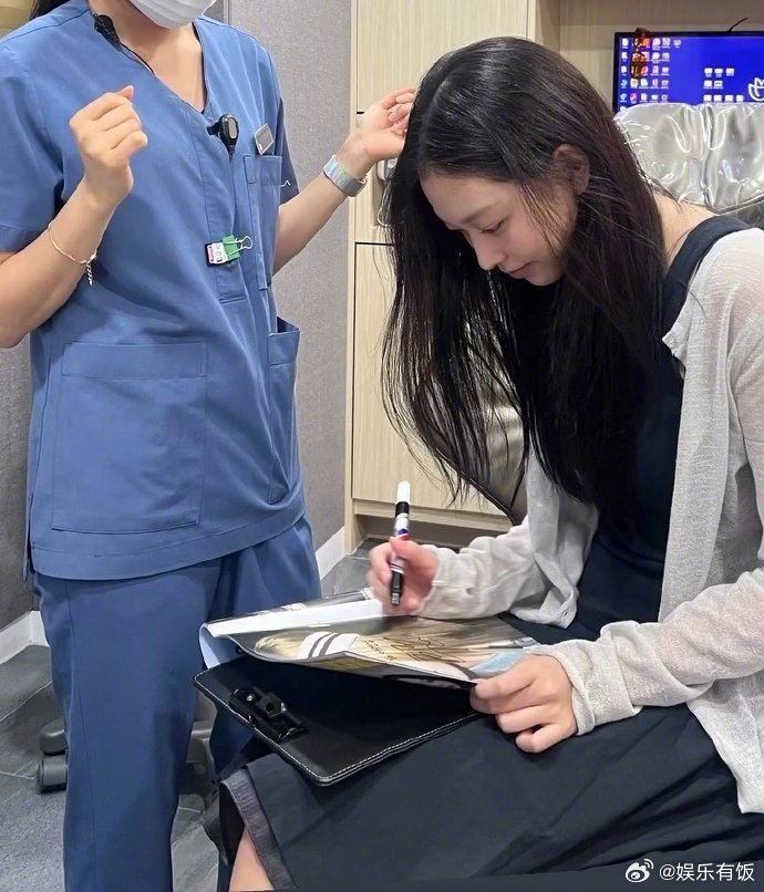 HAERIN素颜看牙医牙科医院偶遇HAERINHAERIN素颜去看牙医被偶遇，