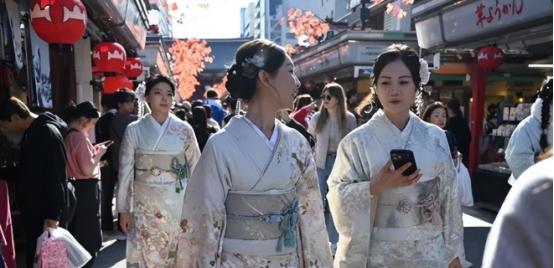 中日关系高度紧张：大量中国游客赴日！网友：富士山下都是中国人富士山的雪线尚未