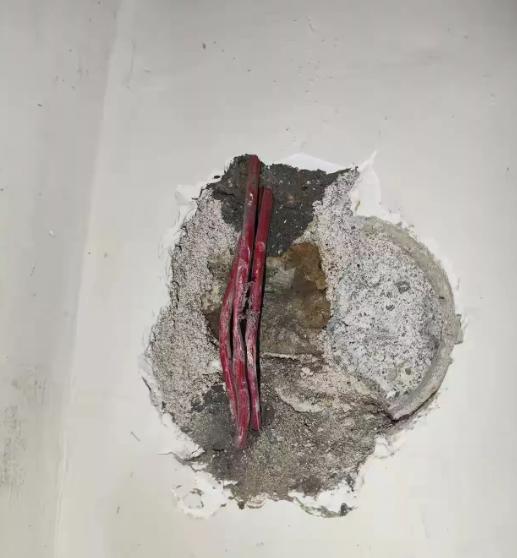 女子家里买了台空调，这本是件再平常不过的事儿，天儿热了，装个空调，往后日子能过得