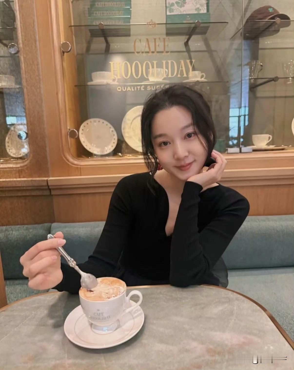 乒乓球六边形战士马龙的妻子夏露最近跳舞的视频火了，她跳舞一点不输专业舞者，她在热