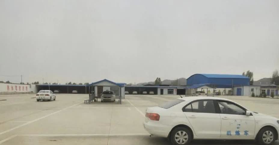 老公今年48岁，看到身边朋友都买了新车，他也想去考驾驶证。我劝他年纪这么大，