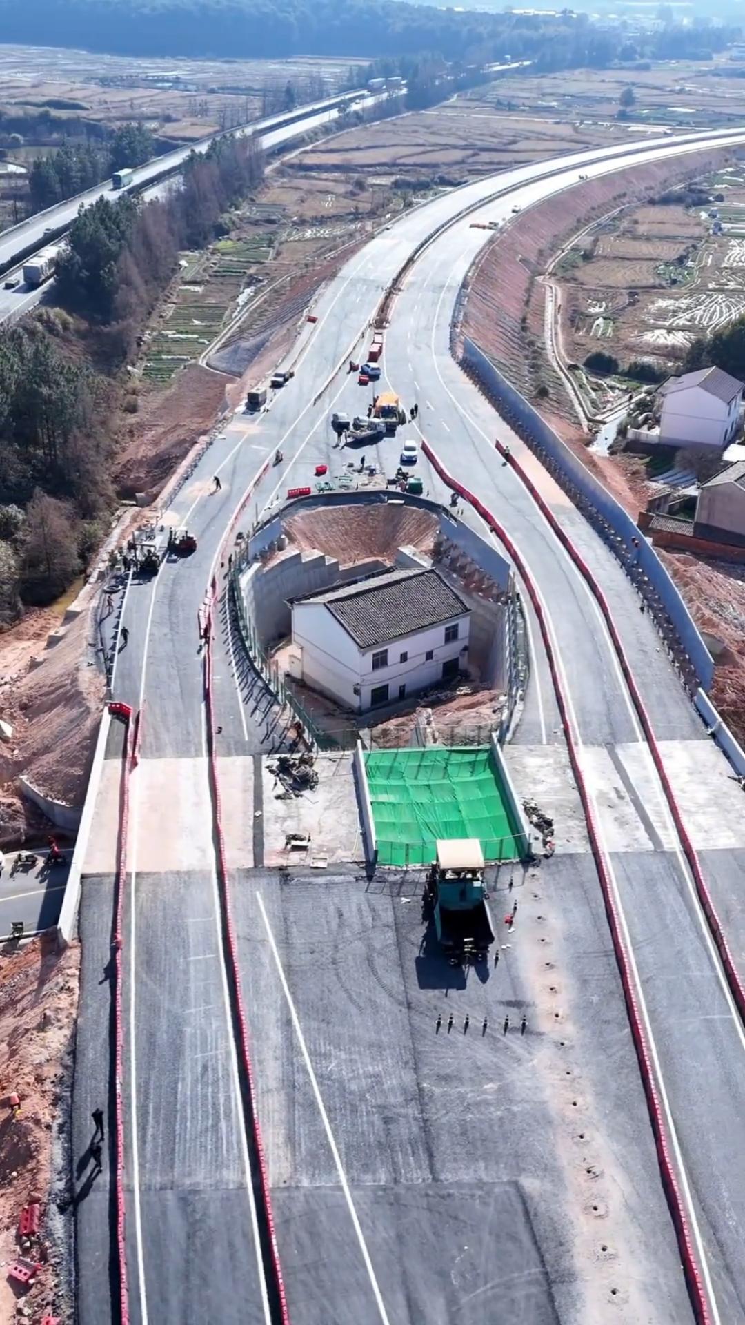 那些影响国家重点工程的钉子户真不值得同情。就说江西“金溪之眼”那钉子户，政府按