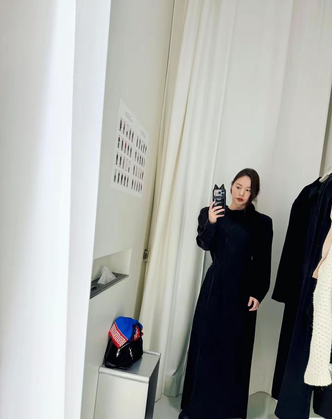 闵孝琳近日更新个人动态，分享了一组日常自拍。照片中，她身穿多款色彩缤纷的花纹毛衣