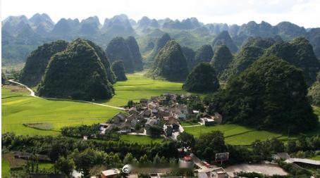 【万峰林】顾名思义是以众多座山峰而构成的，位于兴义市东南部。山峰密集奇特，整体造