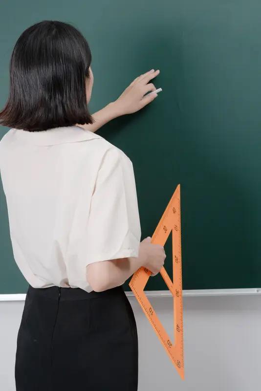 【教师集体“降薪”？别急，并非基本工资下调，实为绩效分配改革】最近不少老师都