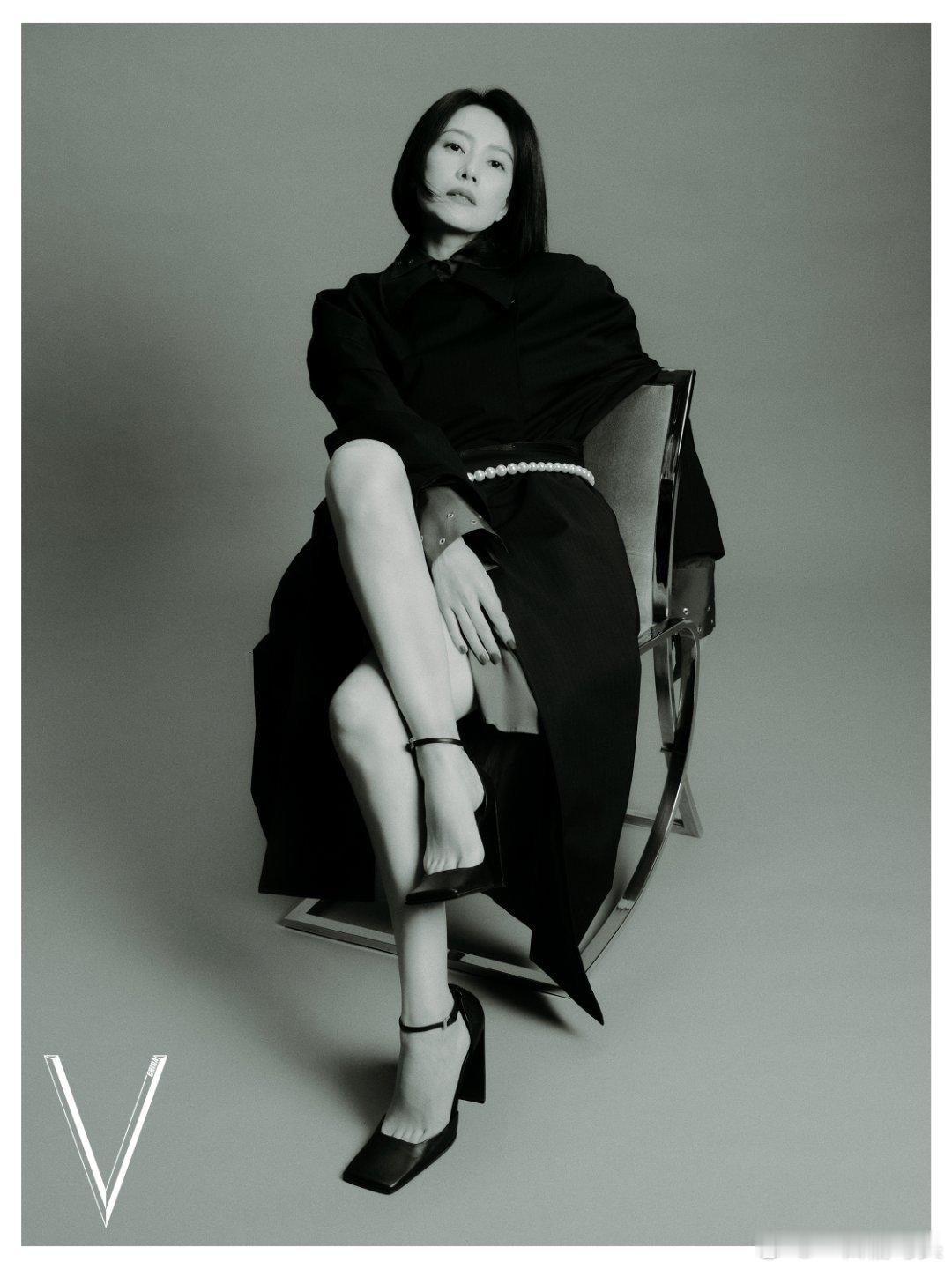 高圆圆姐的美真的不需要太多修饰，薄涂一层口红就足够亮眼，裸感底妆配华服