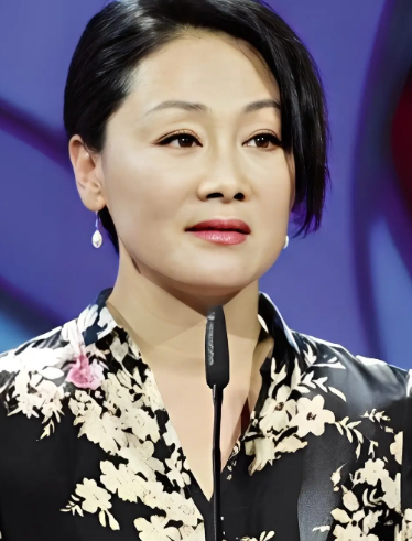 著名女演员王姬，提起自己的儿子眼含热泪，她说：“我的儿子已经22岁了，他身高有1