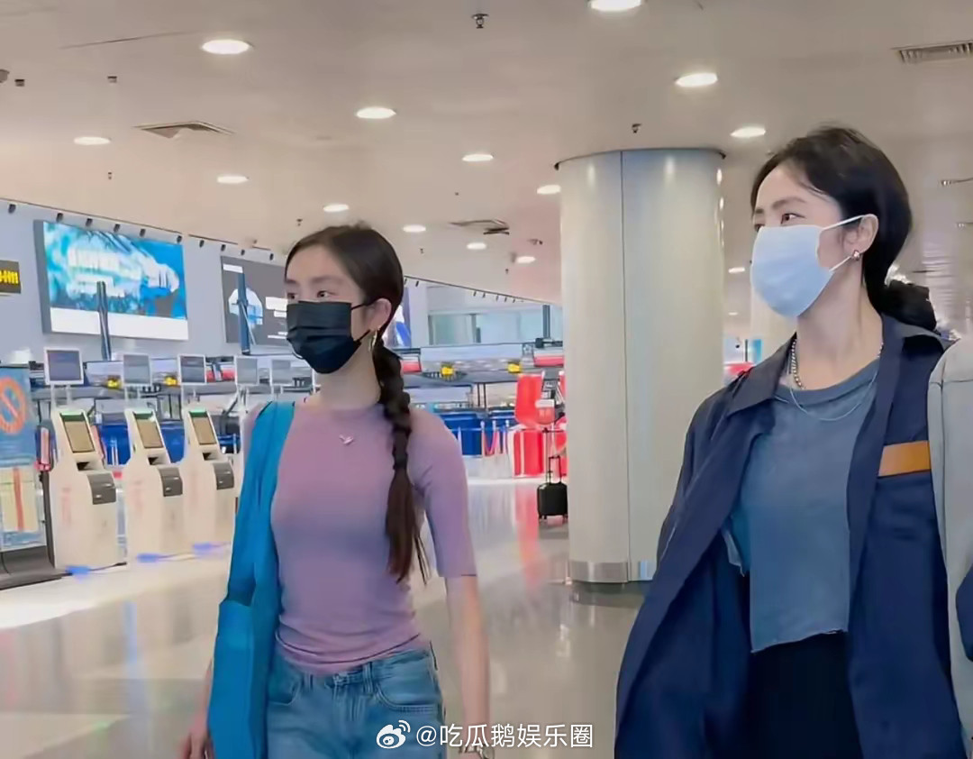 19岁黄多多放暑假回国！穿搭平价，人又瘦又美，孙莉有意衬托女儿！​​​