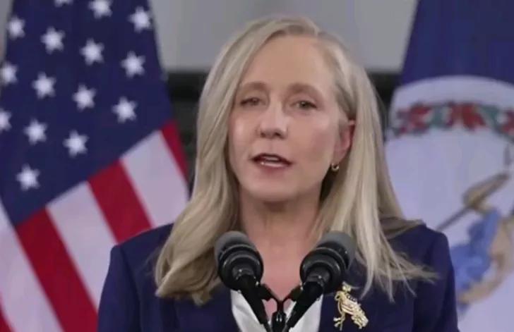 CNN报道，当地时间24日，弗吉尼亚州州长艾比盖尔.斯潘伯格宣布，在最高法院裁定