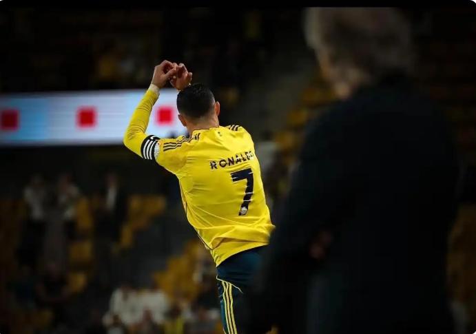 一觉醒来，C罗和利雅得胜利乐开了花！最新一轮沙特联，胡拜尔库迪西亚让二追三，补