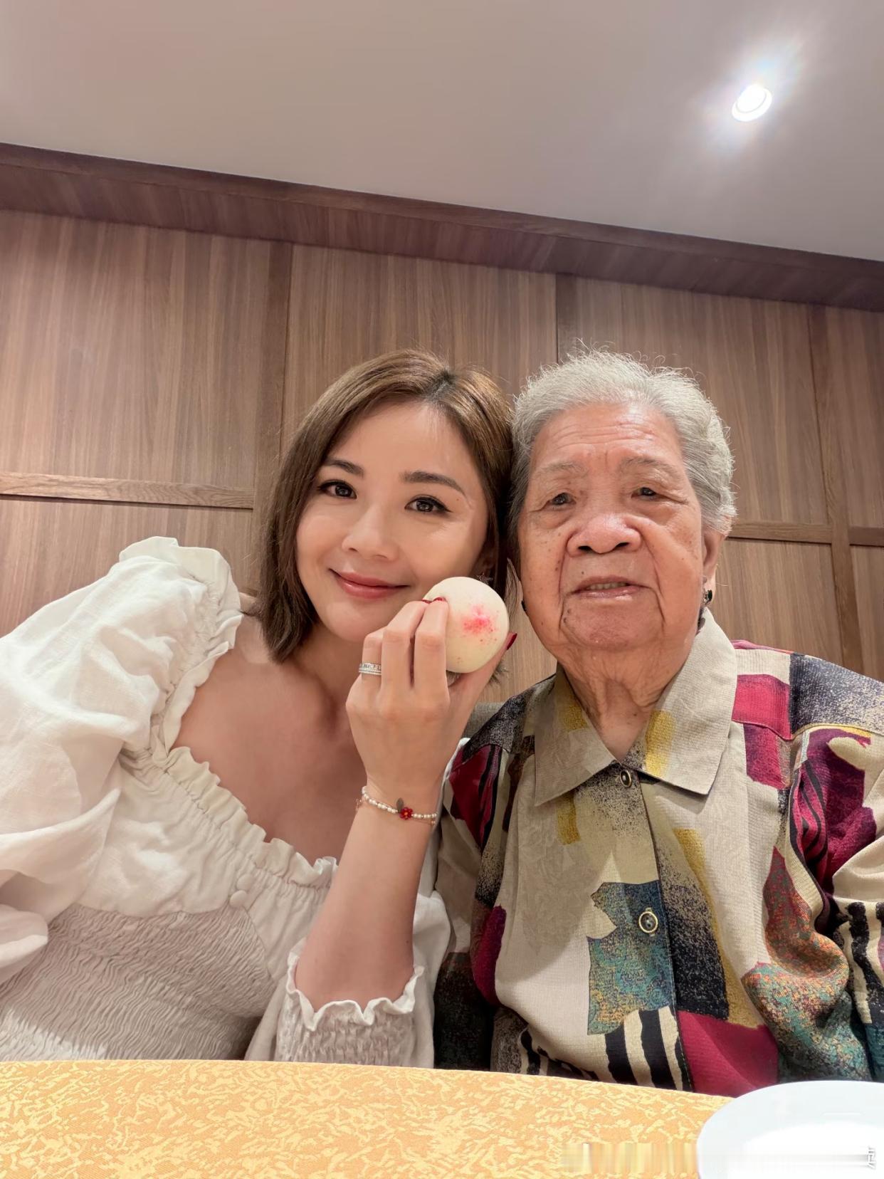 蔡卓妍阿Sa为98岁奶奶庆祝生日，爸爸罕见露面，祖孙三代长得好像啊