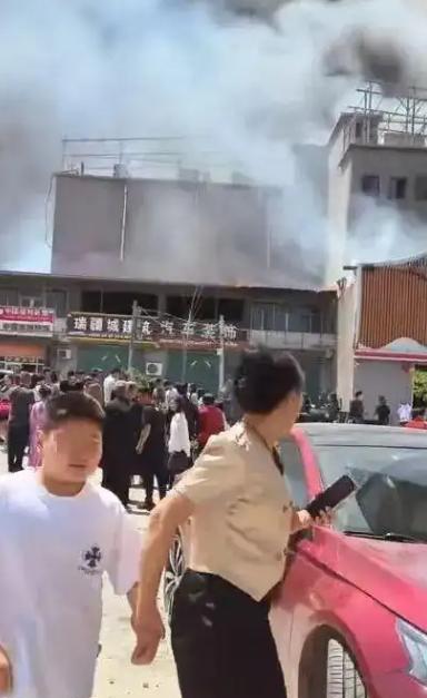 5月3日，河北邯郸，一男子在酒店办婚宴，吃到一半，酒店着火，亲朋好友迅速逃走，经