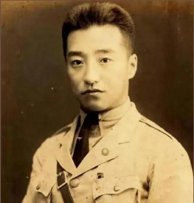 1981年初，张学良托人给病床上的冯庸送去一条电热毯。毯子不算贵重，但对于被软