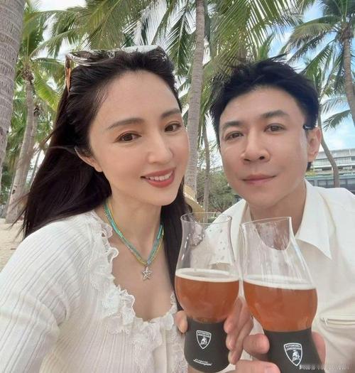 近日董璇带着女儿小酒窝来到剧场，探班正在出演话剧《大话西游》的丈夫张维伊。后台里