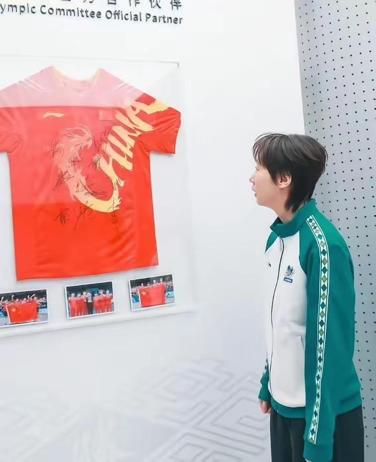 李宁的代言有莎莎、陈梦、王曼昱。陈梦最近在参加时装秀，蝉联二届的奥运