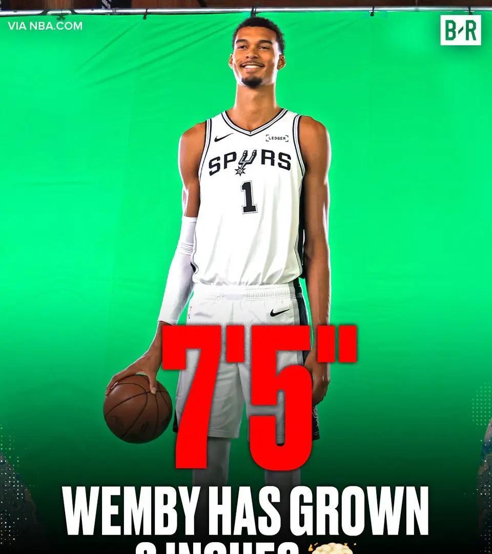 还在长！文班亚马身高更新为2米26。原先为2米21，从图2也能看出确实又长了，