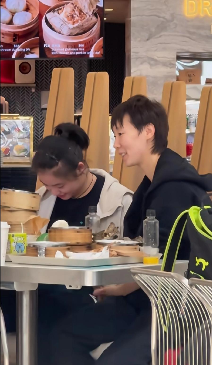 徐奕、王曼昱机场干饭局笑到停不下来！国乒小将徐奕和王曼昱在机场餐厅吃点心，