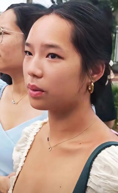 比利时女孩黄楼转身跟养父母回家了