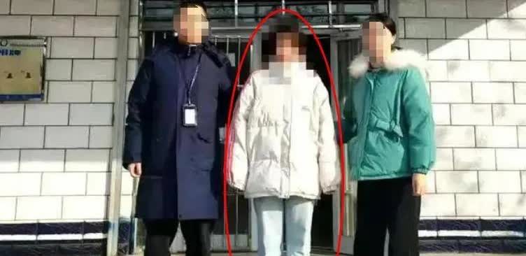警惕！“闪婚闪离”背后的彩礼骗局近日，“女子闪婚4次引争议”话题热度超