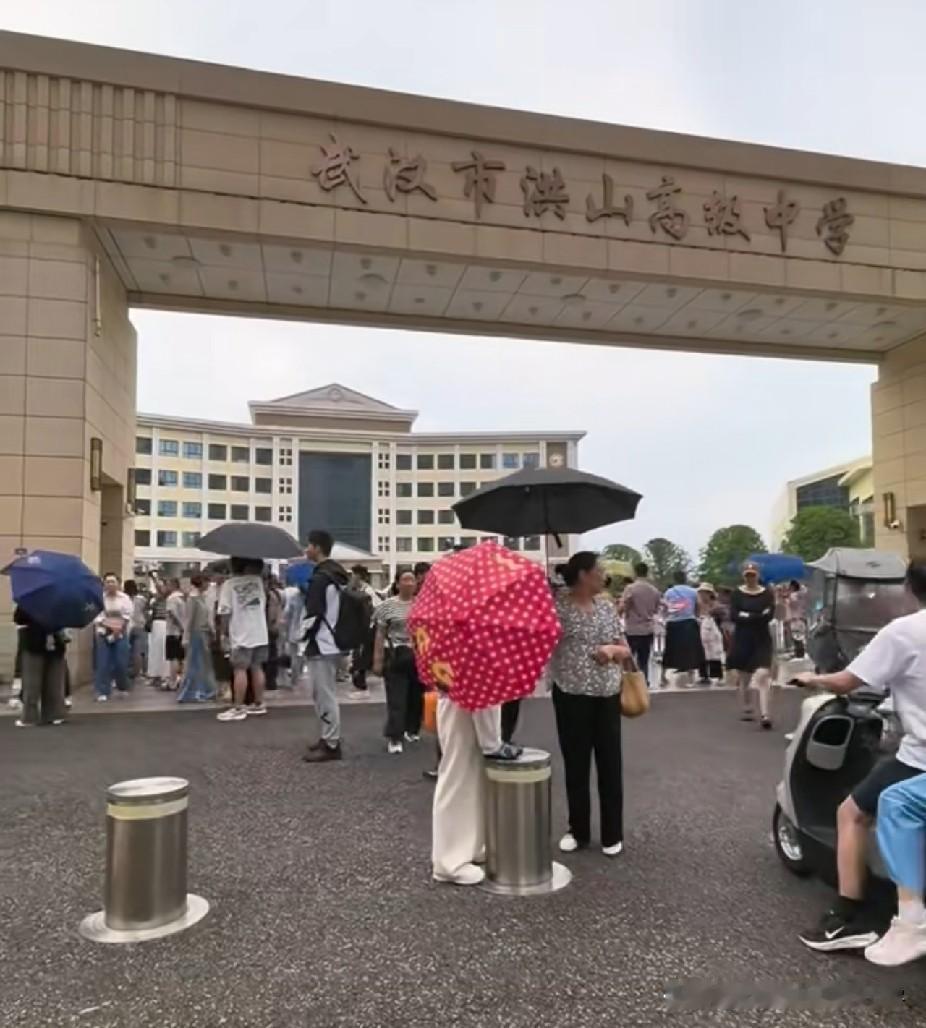 洪山高级中学新高一已经开学了，这是武汉市开学最早的高中了，当别的高中同学还在