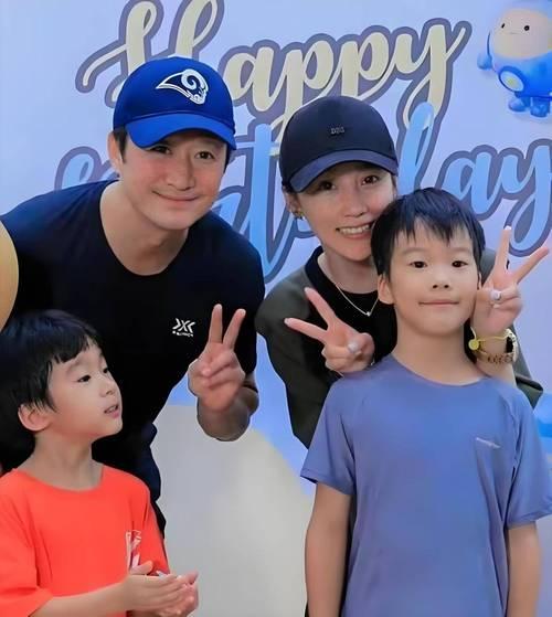 3月8日，谢楠分享探103岁奶奶的vlog，画面暖心。此前吴京合肥路演《镖人》，