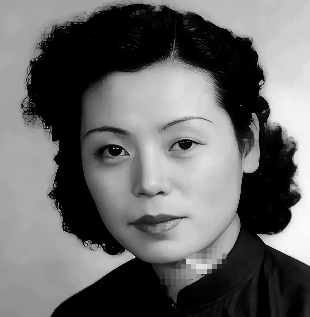 1970年，陈子美腰缠空油桶带儿子跳海偷渡，泡9小时上岸竟撞见警察！以为完蛋