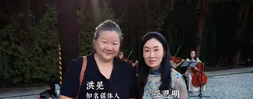 洪晃真的是太素了，参加李国庆张丹红的婚礼，头发白了那么多也不然。其实洪晃的年纪跟
