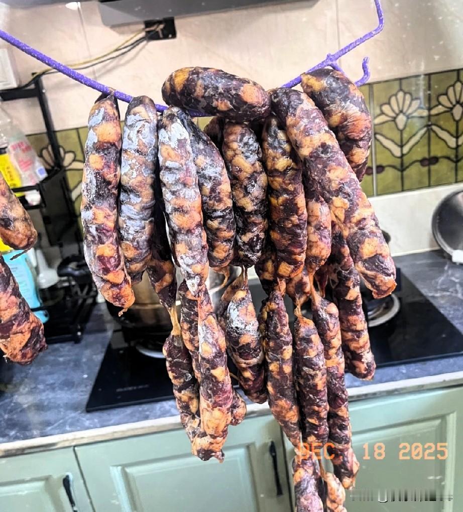 刚把11斤土猪肉灌成香肠，正准备回家大展拳脚，肉铺老板一句话让我心里直打鼓。拿