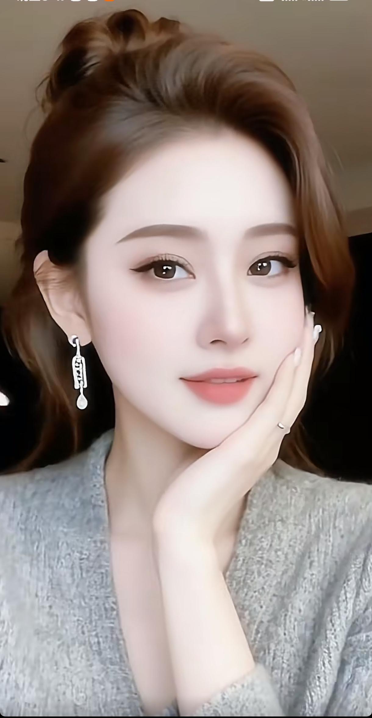 优雅气质，温柔微笑，时尚耳环，灰色毛衣，完美妆容，女神范儿分享今日随手拍的照片