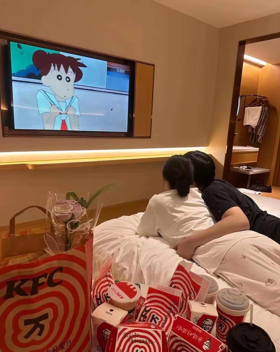谁懂啊！夫妻约会去酒店，肯德基配蜡笔小新，简单的快乐才最难得？