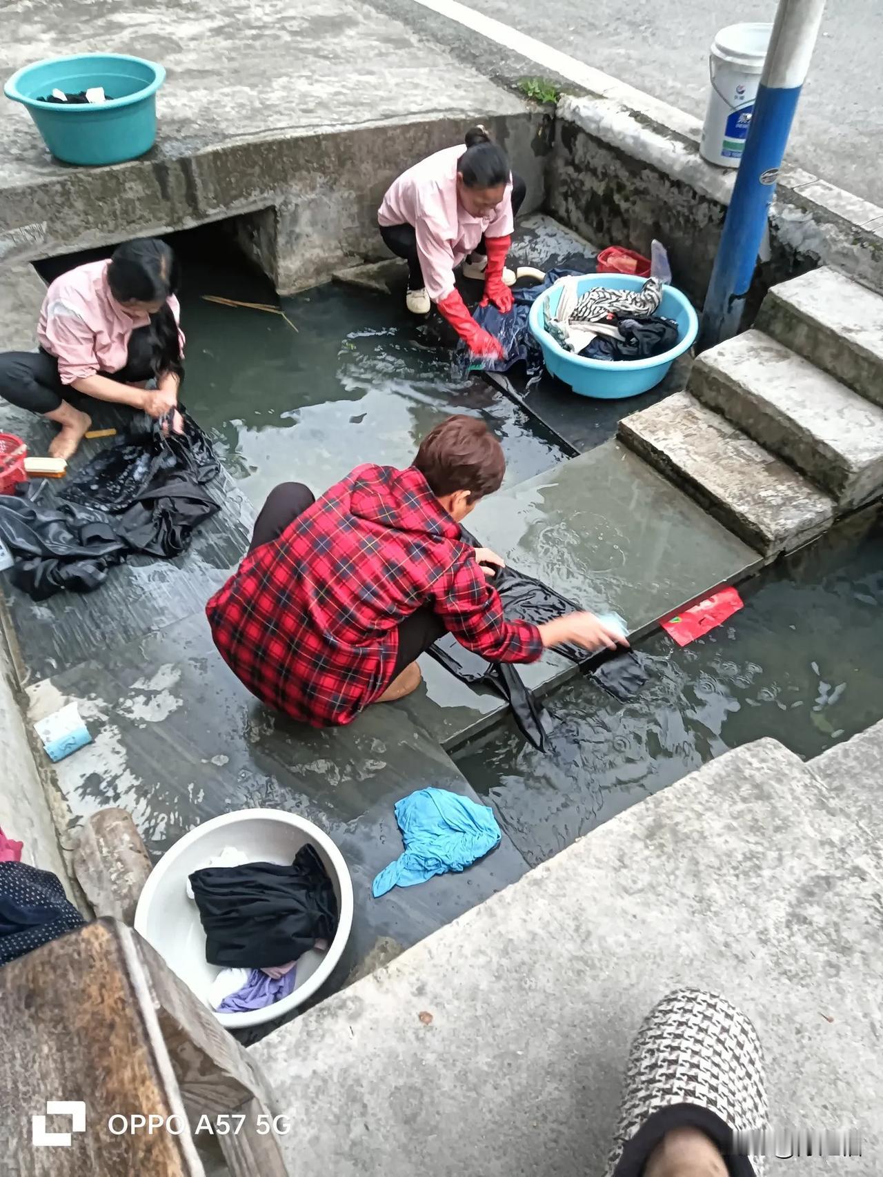 而另一种意思就只是单纯的想问一下对方在干什么事？那么此时就会说“你做太事益”？